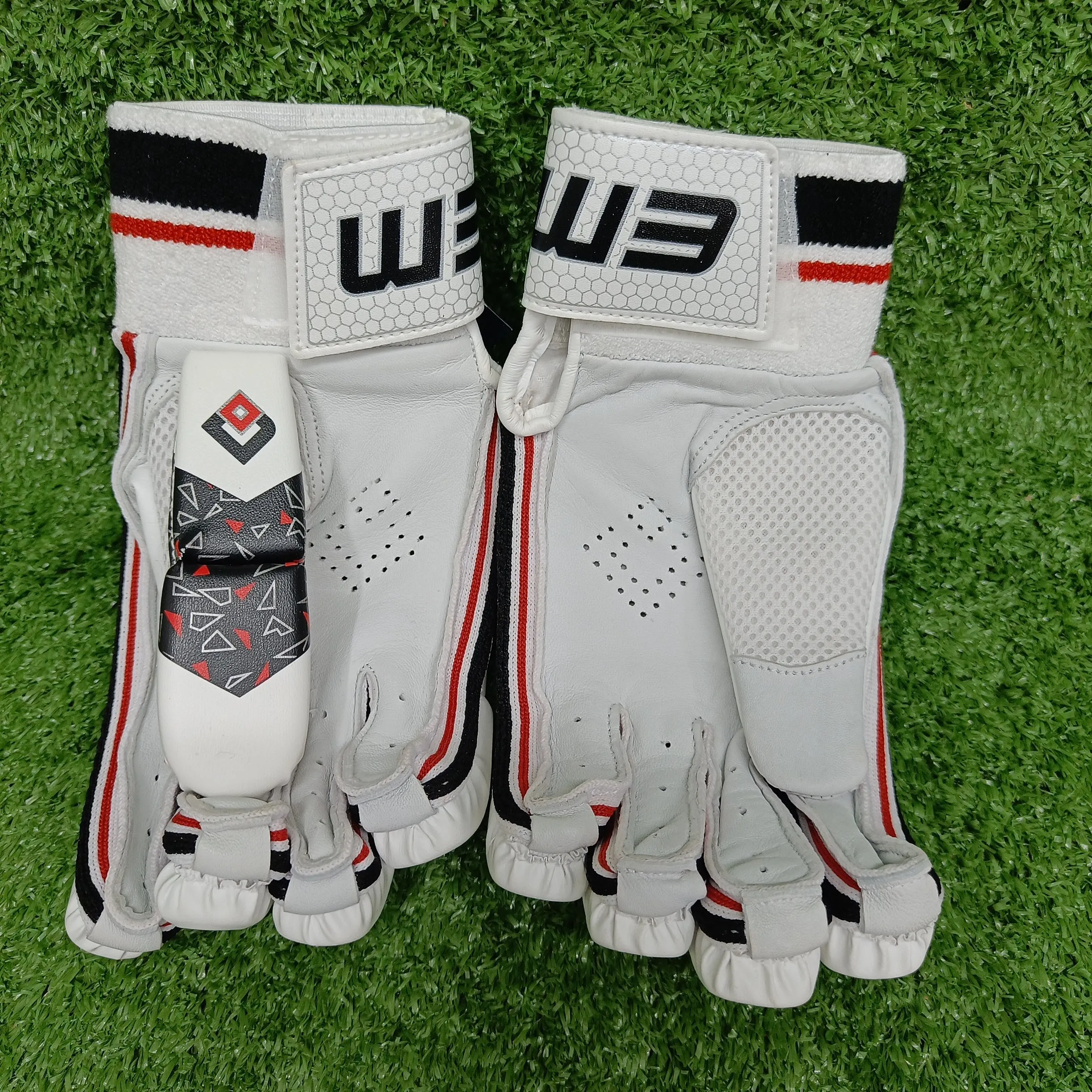 EM Quantum 5.0 Junior / Youth Cricket Batting Gloves